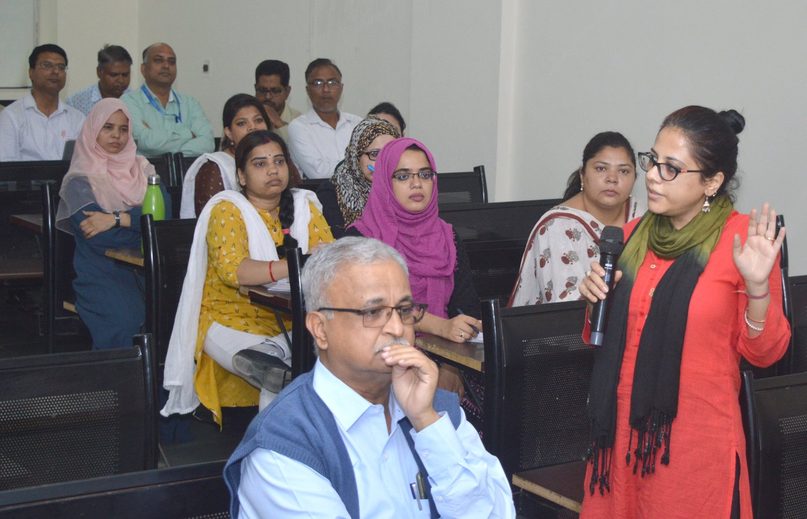 ऑनलाइन कक्षाओं में पढ़ाने के नियमों से प्राध्यापकों का कराया रुबरु