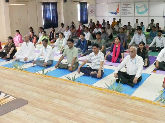 मंगलायतन विश्वविद्यालय में हर्षोल्लास से मनाया गया अंतरराष्ट्रीय योग दिवस