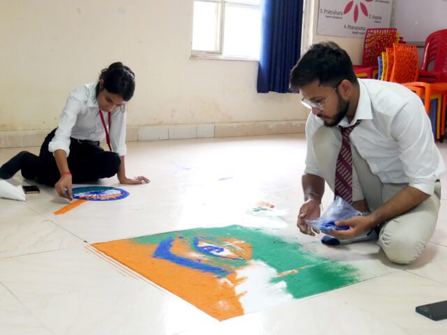 मंगलायतन विश्वविद्यालय में हुई रंगोली प्रतियोगिता