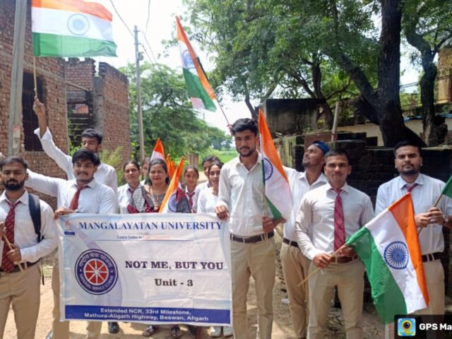 एनएसएस स्वयं सेवकों ने गांव मोहकमपुर में बांटे राष्ट्रीय ध्वज