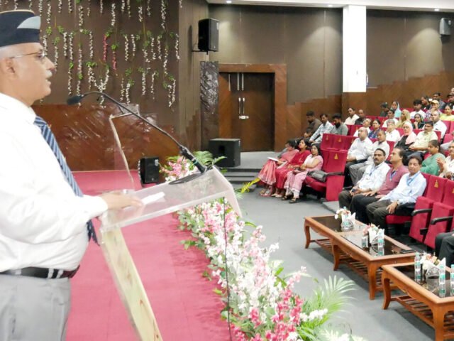 पढ़ाई के साथ समझौता न करें विद्यार्थी: कुलपति