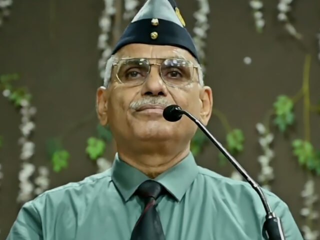 अपने भविष्य निर्माण की सही राह पर चलें विद्यार्थी